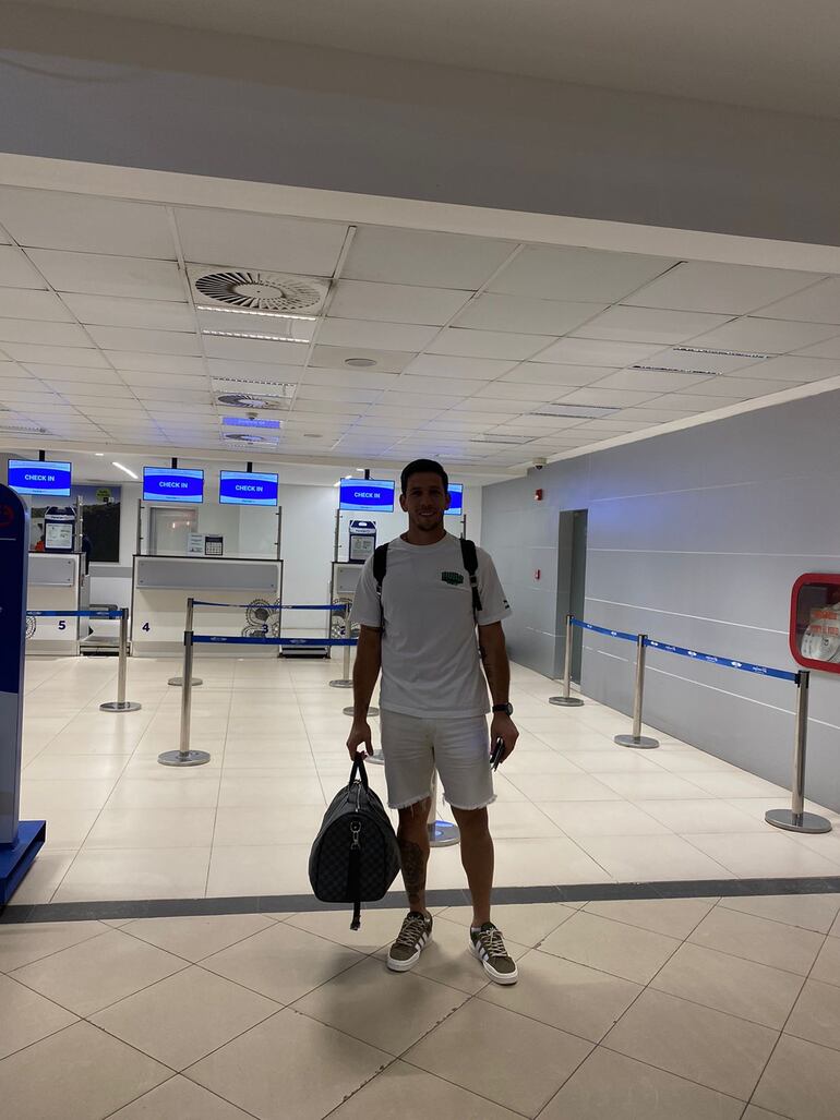 Juan Ángel Espínola (29) viajó ayer a Argentina para militar en Belgrano de Córdoba, el quinto club en su carrera después de Cerro Porteño de Presidente Franco, Nacional, Godoy Cruz de Mendoza y Olimpia, que recibe 150.000 dólares por el préstamo hasta junio de 2025 y percibirá US$ 900.000 más en caso que el “Pirata” haga uso de la opción de compra.