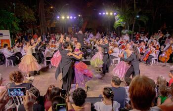 La Orquesta Sinfónica de la Ciudad de Asunción y el Ballet Clásico y Moderno Municipal.