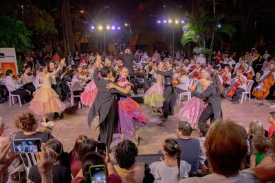 La Orquesta Sinfónica de la Ciudad de Asunción y el Ballet Clásico y Moderno Municipal.