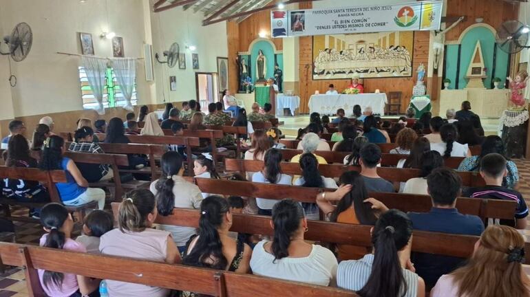 Gabriel Escobar en altar, acompañado de líderes religiosos, con la participacion de varios fieles catolicos.