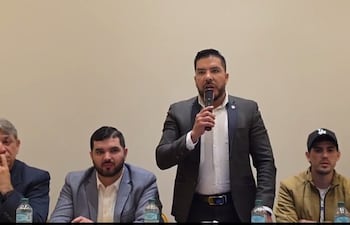 Carlos Portillo (de pie), candidato a concejal de CDE por la lista 2 (Alianza).