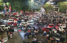 Miles de hinchas festejan el triunfo de la albirroja en la rotonda Oasis.