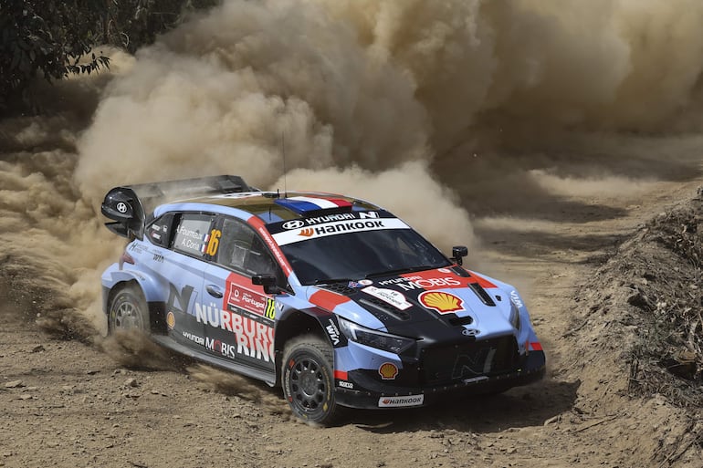 Adrien Fourmaux y Alexandre Coria (Hyundai i20 N Rally1) durante la primera jornada del Rally de Portugal 2026.