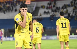 Allan Wlk, futbolista de Recoleta FC, celebra un gol en el partido frente a San Lorenzo de Almagro por la primera fecha del Grupo D de la Copa Sudamericana 2026 en el estadio Defensores del Chaco, en Asunción, Paraguay.