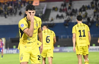 Allan Wlk, futbolista de Recoleta FC, celebra un gol en el partido frente a San Lorenzo de Almagro por la primera fecha del Grupo D de la Copa Sudamericana 2026 en el estadio Defensores del Chaco, en Asunción, Paraguay.