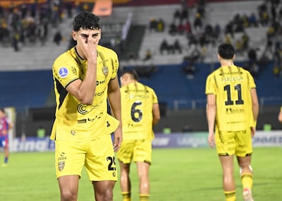 Allan Wlk, futbolista de Recoleta FC, celebra un gol en el partido frente a San Lorenzo de Almagro por la primera fecha del Grupo D de la Copa Sudamericana 2026 en el estadio Defensores del Chaco, en Asunción, Paraguay.