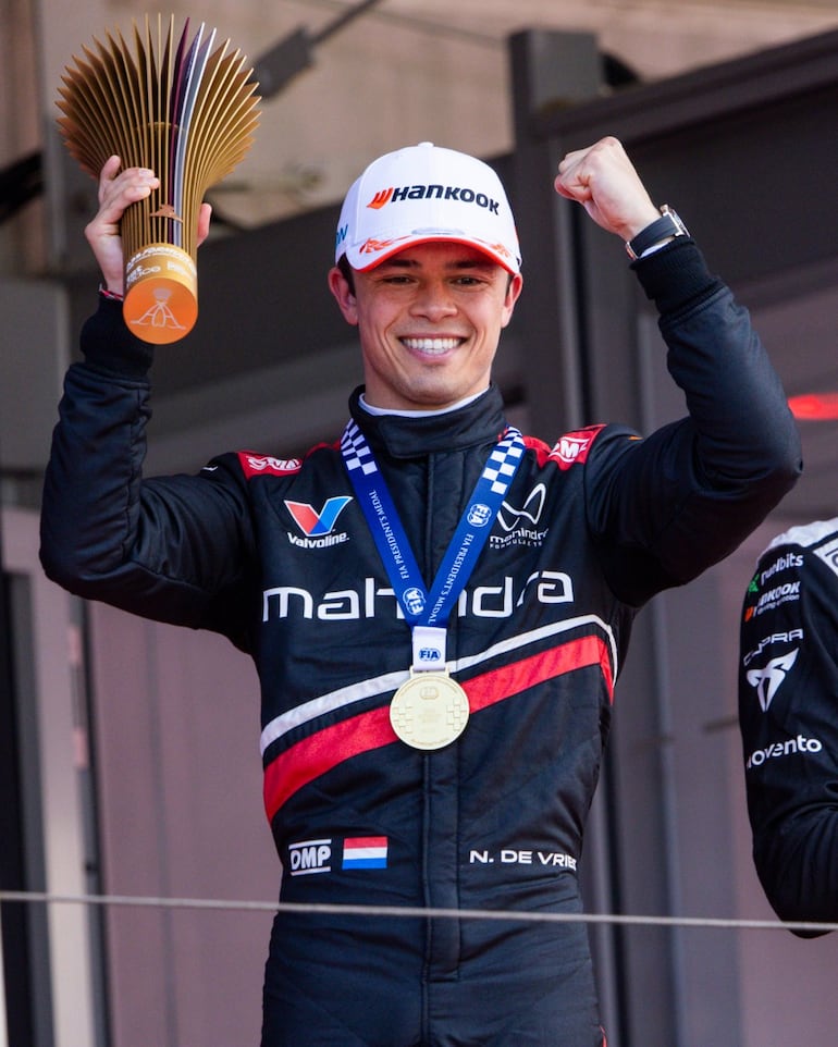 Nyck de Vries celebra su victoria en Mónaco con el trofeo en mano.