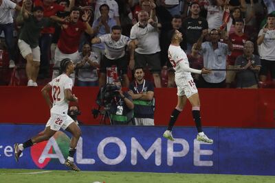 El delantero marroquí del Sevilla Youssef En-Nesyri (d) celebra su gol durante el partido de LaLiga que ambos equipos disputan este sábado en el estadio Sánchez Pizjuan de Sevilla.