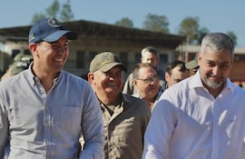 Santiago Peña y Mario Abdo junto ante los efectivos del CODI en Concepción.