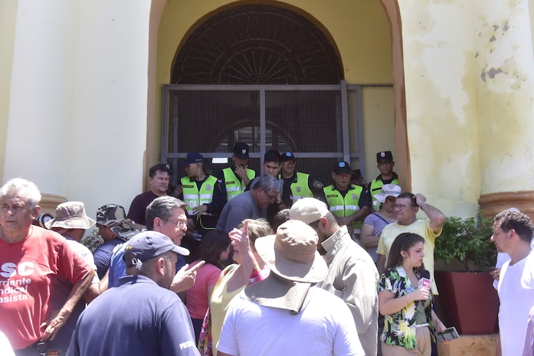 Manifestantes de la ANDE agolpado frente a la Comandancia de la Policía.
