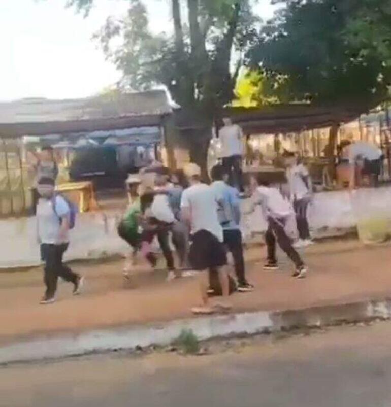Momentos en que los alumnos se agreden sin compasión en la vía pública.