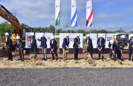 Palada inicial de REM Industries, en ruta Gral. Elizardo Aquino c/ 3 de Febrero, ciudad de Limpio.