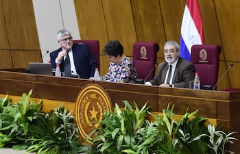 El pastor Miguel Ortigoza (izquierda), durante la audiencia pública sobre educación sexual, la semana pasada en el Senado.