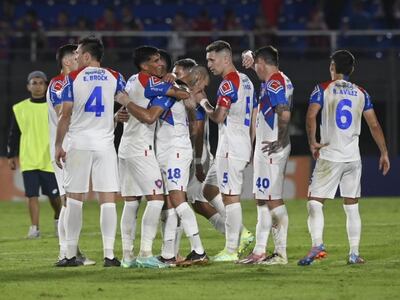 Los futbolistas de Cerro Porteño celebran el triunfo sobre Resistencia por la cuarta fecha del torneo Clausura 2023 del fútbol paraguayo en el estadio Defensores del Chaco, en Asunción.