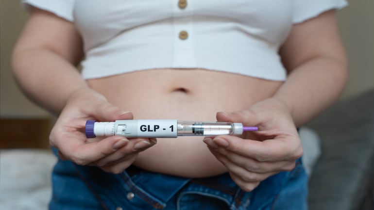 Concepto de tirzepatida, GLP-1, obesidad, inyecciones para bajar de peso, Ozempic, Lipoless, Mounjaro, etcétera.