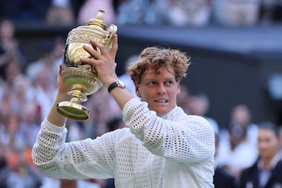Jannik Sinner (24 años), con su trofeo de campeón de Wimbledon 2026.