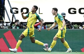 El delantero jamaicano Bailey Cadamarteri (derecha), número 09, celebra con su compañero, el defensa Richard King (número 06), tras marcar el primer gol durante el partido de semifinales de la repesca de las eliminatorias para la Copa Mundial de la FIFA 2026 entre Nueva Caledonia y Jamaica, disputado en el estadio Akron de Zapopan, México, el 26 de marzo de 2026. (Foto de Ulises Ruiz / AFP)