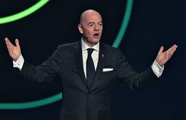 El presidente italiano de la FIFA, Gianni Infantino, habla en el escenario durante el sorteo de la Copa Mundial de la FIFA 2026.