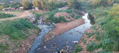 Así se encuentran casi todos los recursos hídricos de Asunción hoy. Esta imagen fue captada esta mañana en la desembocadura del arroyo Mburicaó en la Costanera.