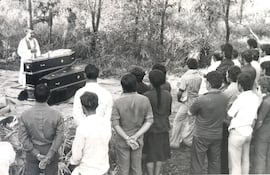 Imágenes de la época, varios cajones con los cuerpos de los fallecidos, momentos antes de ser enterrados.