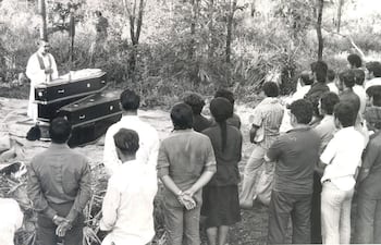 Imágenes de la época, varios cajones con los cuerpos de los fallecidos, momentos antes de ser enterrados.