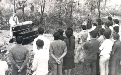 Imágenes de la época, varios cajones con los cuerpos de los fallecidos, momentos antes de ser enterrados.