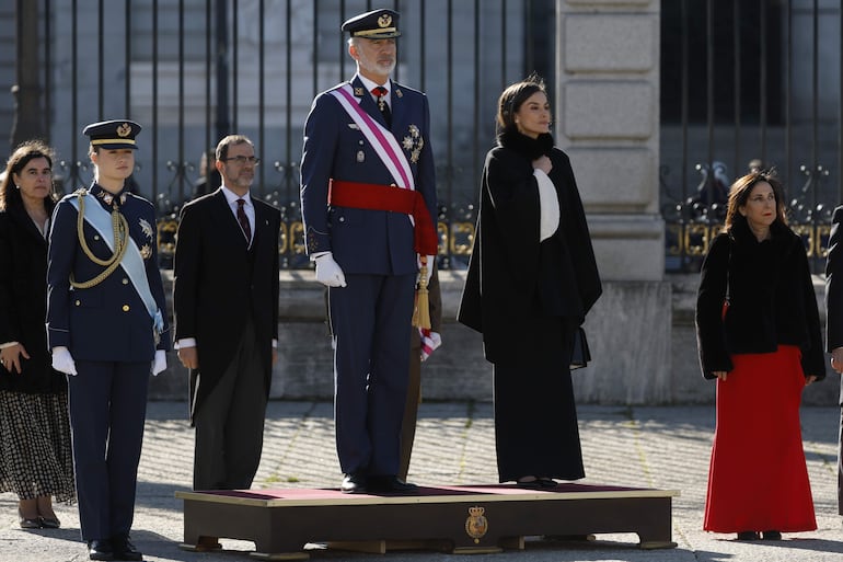 El rey Felipe VI, la princesa Leonor y la reina Letizia presidieron la ceremonia de la Pascua Militar en la plaza de la Armería del Palacio Real en Madrid. (EFE/Juanjo Martín)

