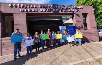 Pacientes reumatológicos se manifiestan frente al Hospital de Ñemby.