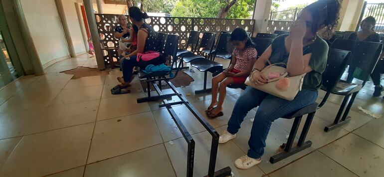 El mal estado del centro asistencial se refleja hasta en la sala de espera, donde se observan sillas rotas y el piso gastado.