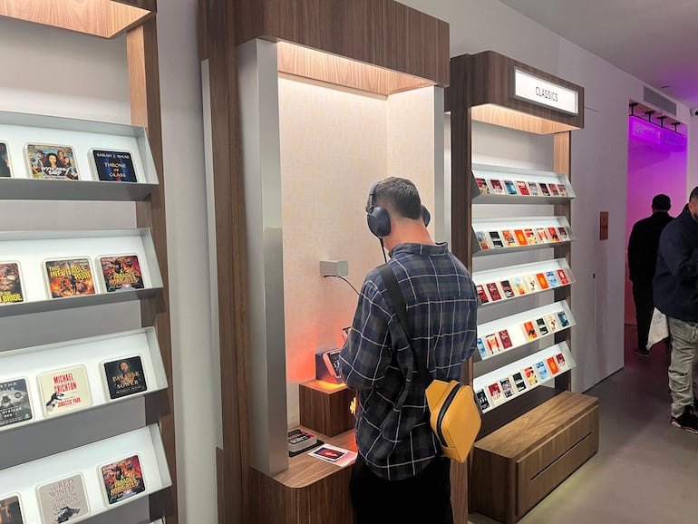 Un cliente compra en la tienda Audible Story House, en New York, el 30 de abril de 2026. El local emergente, descrito como una “librería sin libros”, está dedicado a los audiolibros.