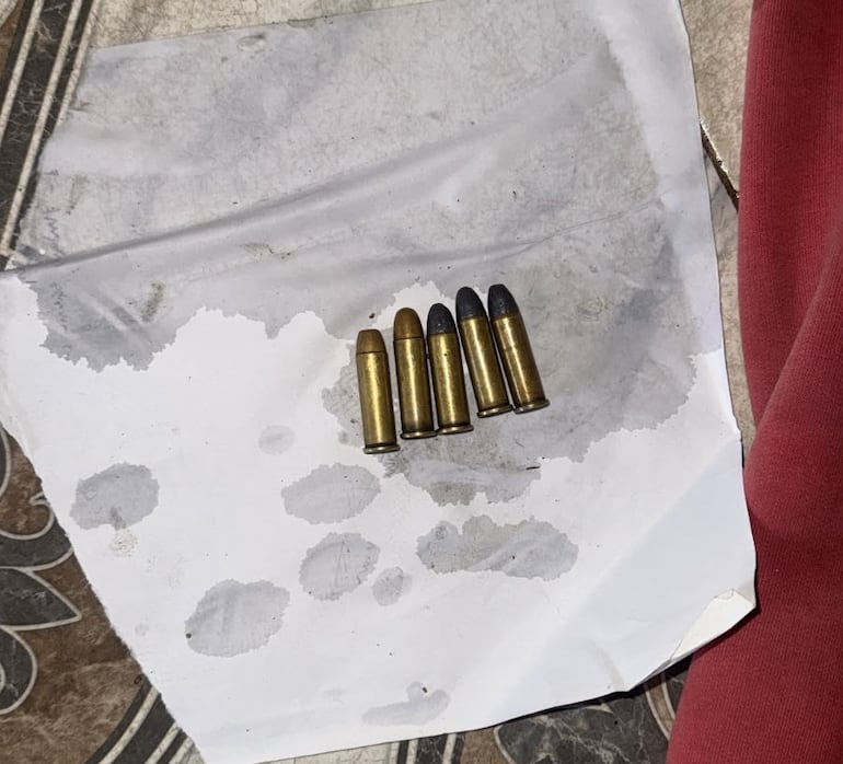 Cinco cartuchos sin percutir, calibre 38, fueron incautados durante la detención del sospechoso.