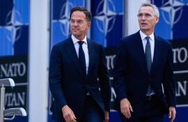 El nuevo secretario general de la OTAN, Mark Rutte (i) y el saliente, Jens Stoltenberg (d).
