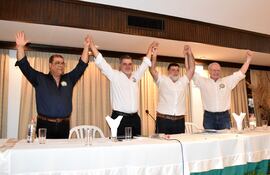 La nueva directiva de la Rural, Mario Apodaca, Daniel Prieto Davey y Ceferino Mendez, con el presidente saliente, Pedro Galli.