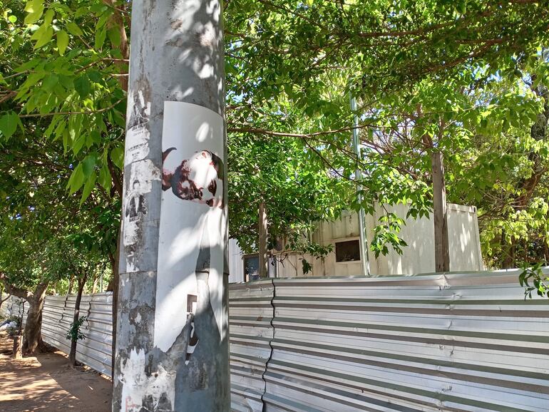 Calcomanía de campaña del exintendente Óscar "Nenecho" Rodríguez (ANR-HC) en uno de los postes que rodean a la plaza Naciones Unidas.