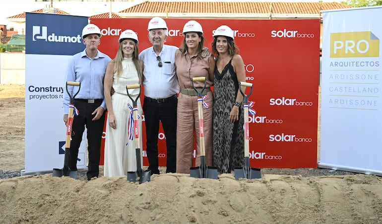 La familia Burró: Felipe, Birgit, Ramón, Bibiana y Silvia, celebran el nuevo hito de Solar Banco, fundado en 1979 con inversión netamente paraguaya.