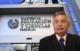 Luis Ramírez de pie, en traje oscuro y corbata azul, ante la fachada del Ministerio de Educación, al inicio de una intervención pública.