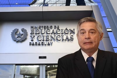 Luis Ramírez de pie, en traje oscuro y corbata azul, ante la fachada del Ministerio de Educación, al inicio de una intervención pública.
