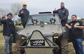 Iván Rizzi, Víctor Paredes y equipo celebran junto a la Nissan Patrol (TT1) la victoria en Ayolas.