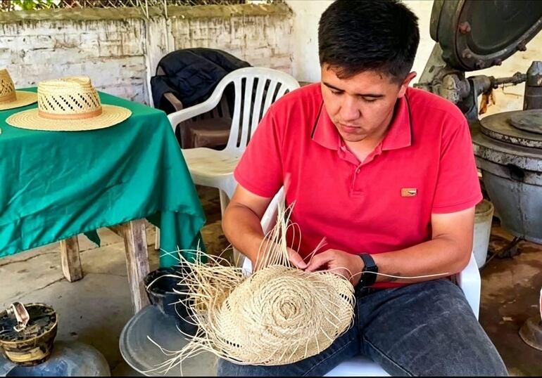 Cristian Ríos, artesano dela localidd de Villalbín elabora el sombrero de Jata´i a mano.
