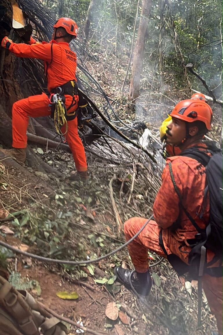 Cuatro personas mueren tras estrellarse un helicóptero en área boscosa de Río de Janeiro