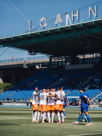 El delantero de Países Bajos, Cody Gakpo recibe las felicitaciones de sus compañeros tras anotar dos goles en el amistoso ante Uzbekistán.