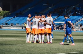 El delantero de Países Bajos, Cody Gakpo recibe las felicitaciones de sus compañeros tras anotar dos goles en el amistoso ante Uzbekistán.