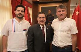 Miguel Olmedo (izq.) con Horacio Cartes y el gobernador de Cordillera, Denis Lichi (ANR).