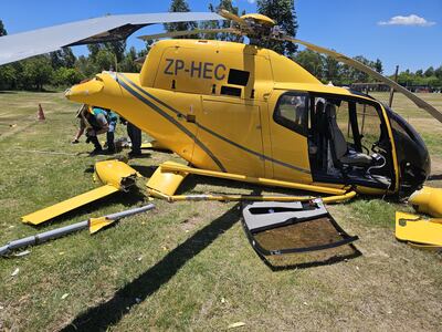 El helicóptero quedó destrozado tras el accidente.