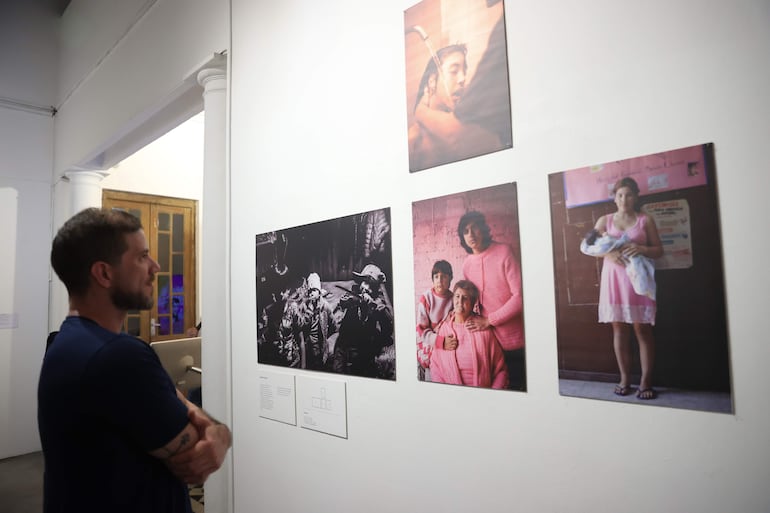La inauguración de la exposición 'Corporeidades' del colectivo de fotógrafos 'El Ojo Salvaje' este jueves, en Asunción (Paraguay).