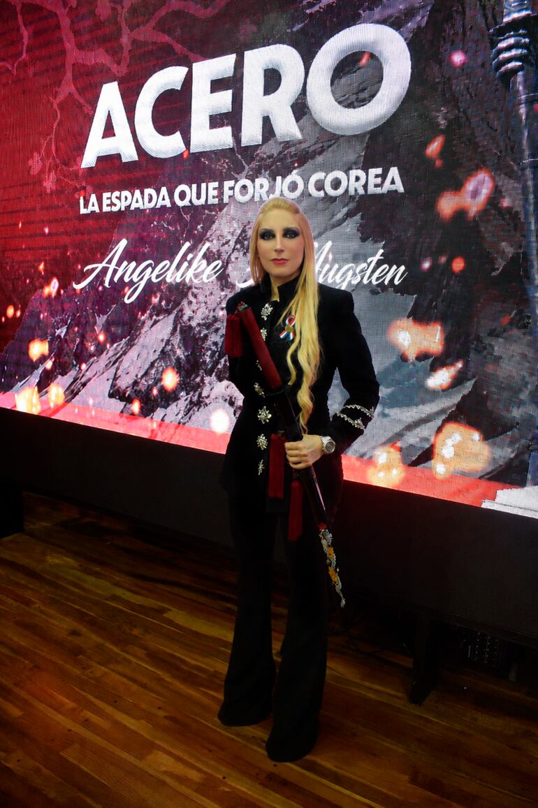 Angelike Augsten, autora de Acero.