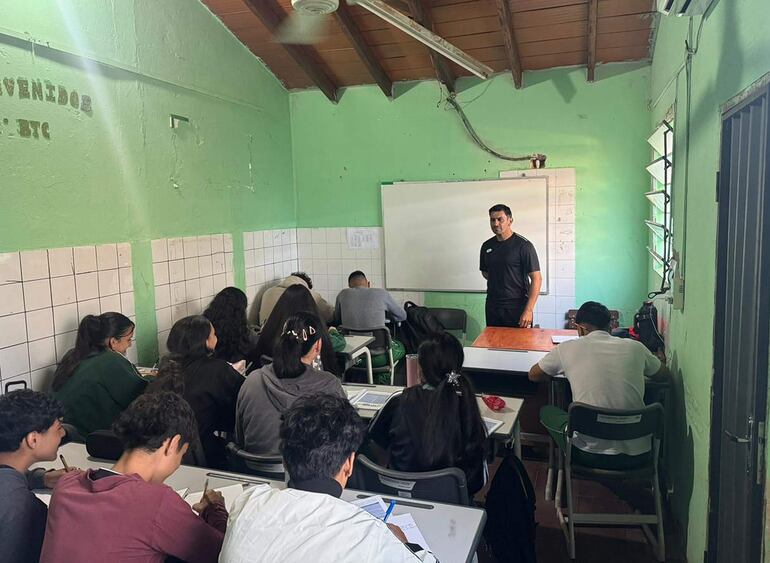 Hacinados dan clases los alumnos de la escuela 12 de Junio, en el ex baño.