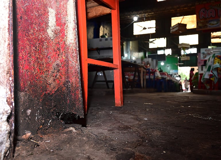 Herrumbre carcome la base de los pilares que sostienen la estructura del techo del "Mercadito", denuncian.