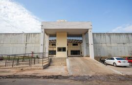 Fachada del Complejo de Mujeres Privadas de Libertad de Emboscada (COMPLE).