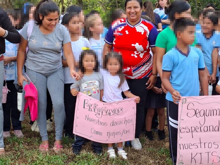 Padres, docentes y alumnos se manifestaron este jueves en Paso Puente.